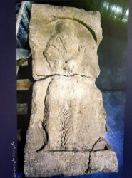 سنگ‌نگاره ساسانی در زمان کشف در فرودگاه لندن که از دو محل شکسته شده است 