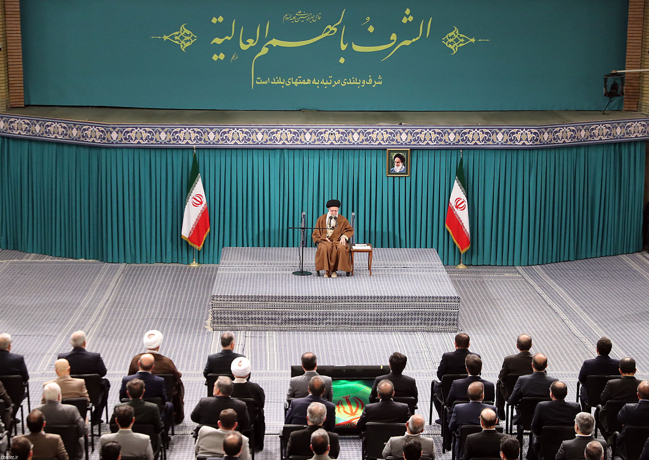رهبر معظم انقلاب در دیدار جمعی از فعالان اقتصادی: مهمترین وظیفه دولت بهبود فضای کسب و کار است 1 | نقش نیوز رهبر معظم انقلاب ، مسئولیتهای دولت و بخش خصوصی برای پیشرفت اقتصادی را تبیین کردند