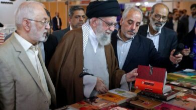 رهبر انقلاب در بازدید از نمایشگاه کتاب : نباید فضای مجازی جای کتابخوانی را بگیرد 4 | نقش نیوز تولید کتاب و ترویج کتابخوانی، وظیفه مهم مسئولان