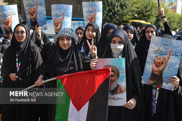 تصاویر تجمع بزرگ 14000 دانشآموز شهر تهران در میدان فلسطین 1 | نقش نیوز 13 1 1 | نقش نیوز