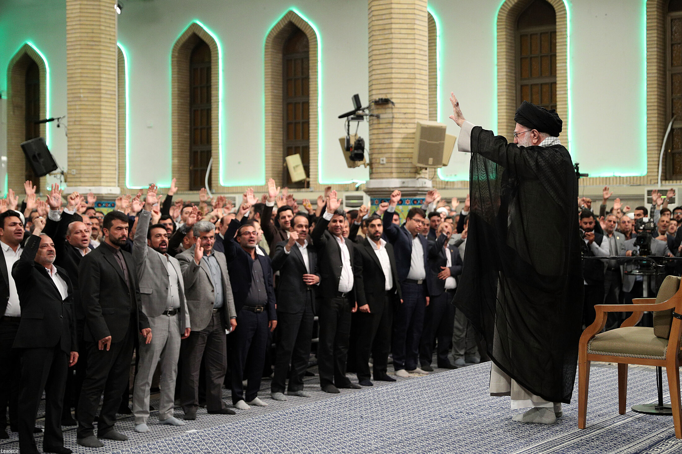 رهبر انقلاب اسلامی در دیدار هزاران تن از معلمان و فرهنگیان: دولت هر مقدار که خرج آموزش و پرورش کند، سرمایه و افتخار است 1 | نقش نیوز دولت هر مقدار که خرج آموزش و پرورش کند، سرمایه و افتخار است