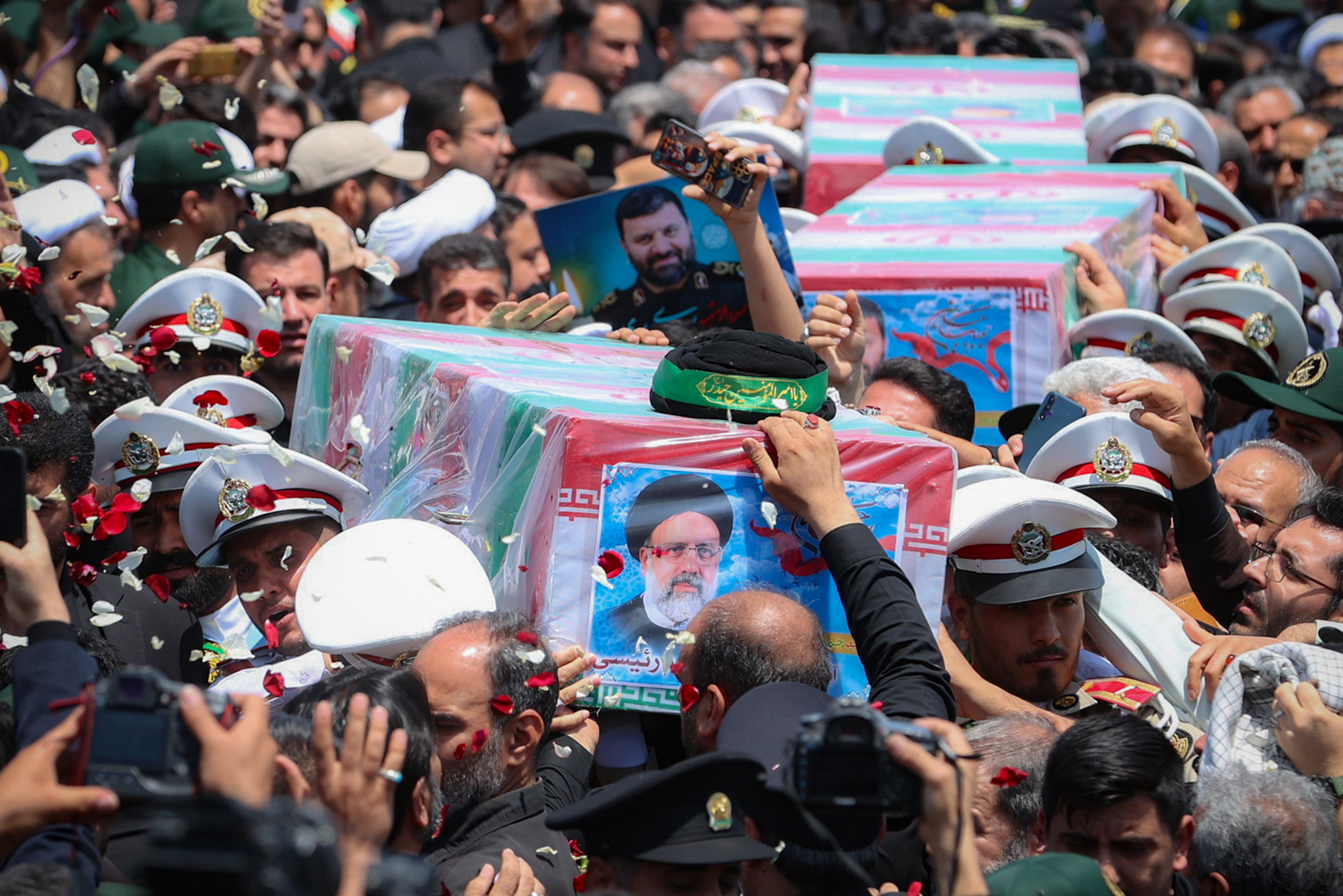 گزارش تصویری مراسم تشییع پیکر رئیس جمهور شهید و همراهان در مشهد 1 | نقش نیوز گزارش تصویری مراسم تشییع پیکر رئیس جمهور شهید و همراهان در مشهد