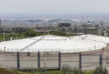 دود سیاه اطراف انبار نفت شهران به علت سوختن مشتقات نفتی است