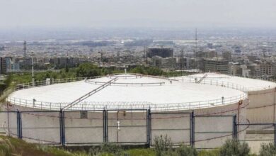 دود سیاه اطراف انبار نفت شهران به علت سوختن مشتقات نفتی است