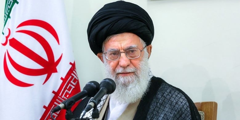 رهبر انقلاب: ملت ایران تسلیمشدنی نیست 1 | نقش نیوز ورود نظامی آمریکا بدون تردید با صدمه جبرانناپذیر همراه خواهد بود