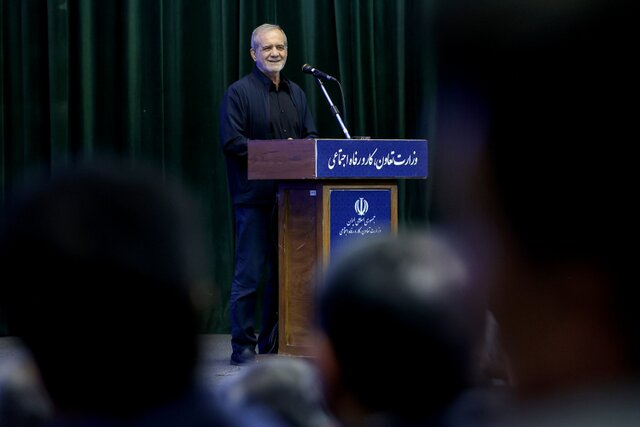 آیین تجلیل از خدمات کارکنان وزارت کار در جنگ ۱۲ روزه 1 | نقش نیوز پزشکیان: آنچه در جنگ ۱۲ روزه بدست آوردیم ارزشمندتر از چیزی بود که از دست دادیم