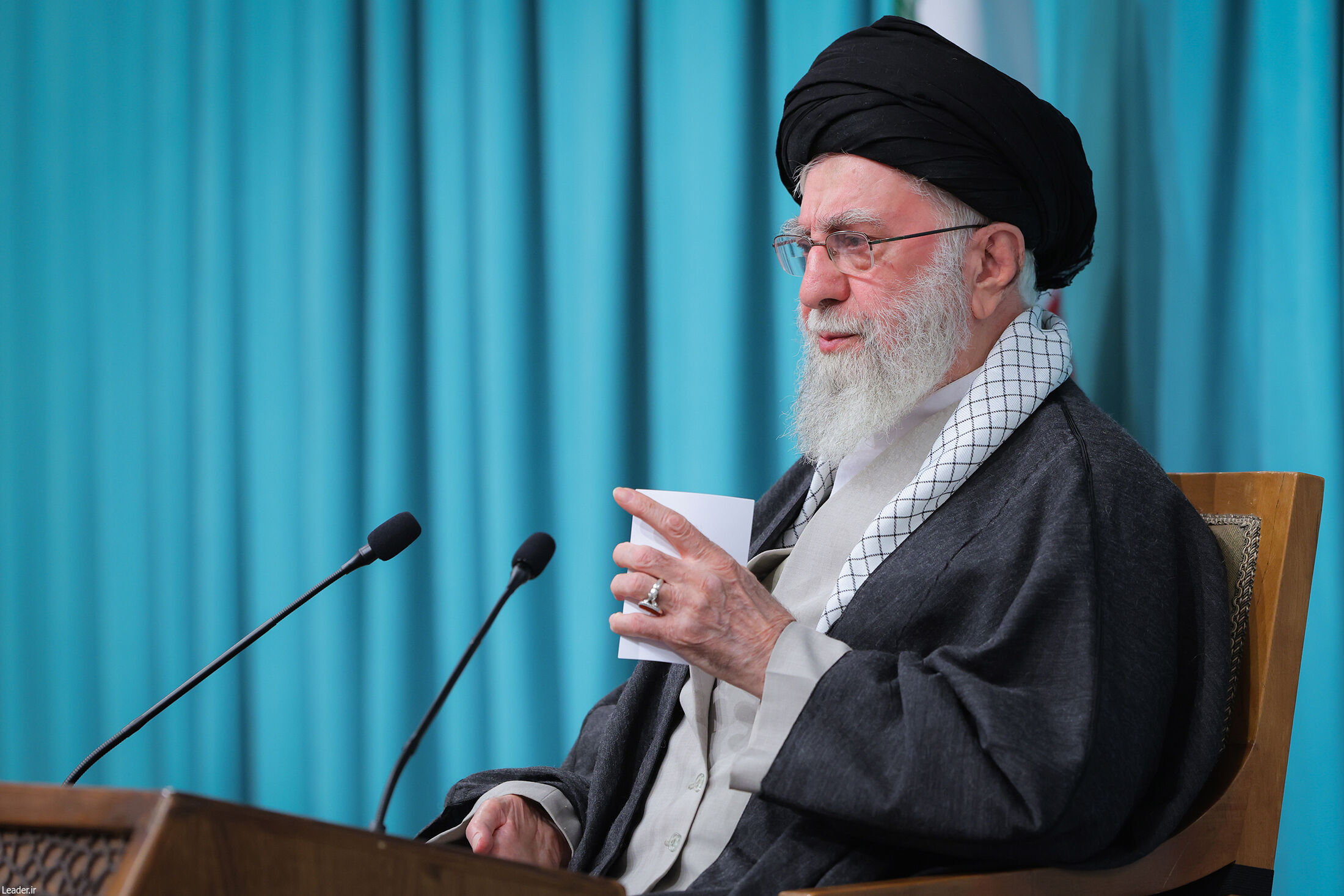رهبر معظم انقلاب اسلامی خطاب به ملت ایران:دانش غنیسازی با بمب از بین نمیرود؛ ملت ایران تسلیم فشارها نمیشود 1 | نقش نیوز مذاکره مورد درخواست آمریکاییها زورگویی و خسارت محض است