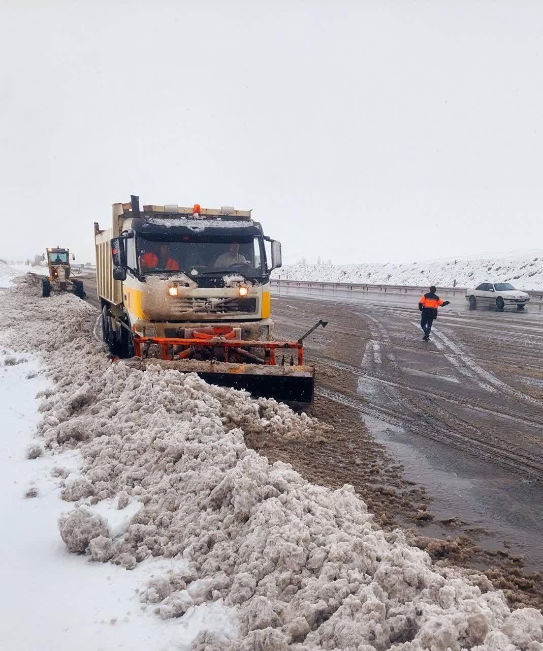 تلاش شبانه‌روزی راهداران در دل راه‌های برفی؛ اجرای ۹۰ هزار کیلومتر عملیات برفروبی