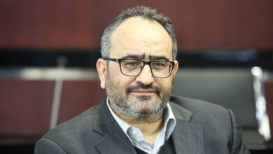 دکتر پرتوافکنان عضو هیات مدیره بانک سپه در ویژه برنامه یلدایی شبکه نسیم، گفت: بانک سپه به عنوان یک بانک 100 درصد دولتی پس از پروژه ملی ادغام بیش از 1200 همت تسهیلات به تولید‌کنندگان، سرمایه‌گذاران و عموم مردم پرداخت کرده و همواره تحت نظارت بانک مرکزی در تامین مالی طرح‌های ملی و زیربنایی دولت حضور موثر داشته است. به گزارش پایگاه خبری تفاهم آنلاین ، دکتر مصطفی پرتوافکنان عضو هیأت مدیره بانک سپه در این برنامه با اشاره به نقش نخستین بانک یکصد ساله ایرانی در اقتصاد کشور ضمن تشریح اقدامات این بانک، اظهار داشت: بانک یکصدساله سپه فراز و نشیب‌های بسیاری را طی تاریخ داشته و در سال 1397 در راستای کمک به مدیریت بهتر شبکه بانکی کشور به عنوان بانک همکار بانک مرکزی برای انجام مأموریت بزرگ ادغام شش بانک و مؤسسه اعتباری انتخاب شد. دکتر پرتوافکنان با بیان اینکه بانک سپه در مقطع زمانی شروع فرآیند ادغام از ساختار مالی و ترازنامه بسیار مناسبی برخوردار بود، افزود: این بانک به عنوان یک بانک دولتی برخوردار از استحکام بالا با حمایت ۱۰۰ درصدی دولت، پذیرای پروژه بسیار بزرگ ادغام شش بانک و مؤسسه اعتباری شد. وی تصمیم به ادغام را نشان‌دهنده یک برنامه مدون و منسجم از سوی بانک مرکزی عنوان کرد و ابراز داشت: اگر دولت موضوع ادغام را نمی‌پذیرفت ممکن بود مشکلات دیگری بوجود آید، از اینرو بانک مرکزی هم از ابتدا به عنوان مسئول ناظر بر پروژه ادغام تمام تلاش خود را داشت که این مسیر ادامه یابد.دکتر پرتوافکنان ادامه داد: ورود شش بانک و مؤسسه اعتباری به بانک سپه با توجه به متفاوت بودن هر یک از این بانک‌ها به لحاظ تعداد شعب، ترکیب نیروی انسانی، ساختارهای مالی، ساختارهای فناوری اطلاعات و فرهنگ‌ سازمانی، مستلزم اقدامات بسیار بزرگ و برنامه‌ریزی دقیق و منسجم بود. عضو هیات مدیره بانک سپه جمع‌آوری ۱۴۰۰ شعبه مازاد در سال ۹۸ و در ابتدای ادغام را از جمله اقدامات بسیار بزرگ بیان کرد و اظهار داشت: در واقع می‌توان گفت کنشگر اصلی این ادغام که مسئولیت بخشی از تعهدات را در آن مقطع پذیرفت دولت بود، بطوریکه شش بانک و مؤسسه اعتباری که سهامداری برخی خصوصی بود می‌بایست به دولت واگذار شوند. وی خاطرنشان کرد: این اتفاقات نیازمند احکام خاص و یک حامی قوی بود لذا دولت در این زمینه نقش بسیار موثری ایفا کرد و عهده‌دار بخشی از ناترازی احتمالی در آینده و تقویت ساختار مالی بانک سپه شد تا در آینده با مشکلی مواجه نشود.دکتر پرتوافکنان تصریح کرد: چنانچه بانک سپه از ضمانت‌‌های لازم و ظرفیت کافی برخوردار نبود هیچ یک از نهادهای ناظر و بالادستی قبول نمی‌کردند شش بانک و مؤسسه اعتباری بدون هیچگونه سنخیت و همگنی در بانک سپه ادغام شوند.عضو هیات مدیره بانک سپه با اشاره به ساماندهی ۱۴ هزار نفر و آمایش شبکه شعب پس از ادغام، خاطرنشان کرد: بانک سپه امروز با 3 هزار شعبه بهینه در سراسر کشور، ۴۵ میلیون نفر مشتری و 110 میلیون حساب، بزرگترین بانک از نظر تعداد شعب برای خدمت‌رسانی به هموطنان محسوب می‌شود. وی در بخش دیگری از سخنان خود به اقدامات و خدمات صورت گرفته پس از فرآیند ادغام اشاره کرد و گفت: در بازه زمانی پس از ادغام بیش از 69 همت تسهیلات ازدواج و فرزندآوری به حدود ۵۰۰ هزار فقره پرونده پرداخت کردیم.دکتر پرتوافکنان ادامه داد: بانک سپه بعد از ادغام تا به امروز بالغ بر ۱۲۰۰ همت تسهیلات پرداخت کرده که ۶۰۰ همت آن به منظور تأمین سرمایه در گردش واحدهای تولیدی بوده است.وی موضوع مولدسازی دارایی‌های بانک سپه را از مهم‌ترین برنامه‌ها و اقدامات در حال اجرا دانست و ابراز داشت: شرایط مساعدی ایجاد کردیم تا مردم به راحتی بتوانند از عرضه‌های اموالی که می‌شود، استفاده کنند.دکتر پرتوافکنان با اشاره به نقش بانک سپه در زنجیره تامین مالی فعالین اقتصادی، اظهار داشت: این بانک در ۱۰۰ پروژه اصلی و زیرساختی همچون نفت، گاز، پتروشیمی، نیروگاه‌ها، صنعت سیمان، سایر صنایع پتروشیمی، صنایع غذایی، خودرو، قطعات خودرو و همچنین در صنایع پایین‌دستی بالغ بر ۵۰۰ همت تامین مالی داشته است. وی یادآور شد: بانک سپه در حوزه تسهیلات بخش مسکن و جهش مسکن و در راستای کمک به اقتصاد کشور و رفع نیازهای مردم حدود ۱۶۶ هزار واحد در حال اجرا دارد که این مهم نشان‌دهنده توانمندی این بانک است.عضو هیات مدیره بانک سپه تصریح کرد: امروز نیروگاه‌های کشور حدود ۸۵ هزار مگاوات ظرفیت تولید برق دارند، این در حالی است که بانک سپه بین 9500 تا 10 هزار مگاوات آن را مستقیم یا غیرمستقیم سرمایه‌گذاری و تأمین مالی کرده که این اقدام بزرگ با هدف رفع مشکلات در حوزه تأمین برق صورت گرفته است. وی از انجام مقدمات مشارکت بانک سپه برای احداث نیروگاه‌های خورشیدی جمعاً به ظرفیت 7 هزار مگاوات تولید برق خبر داد و گفت: این نیروگاه را با همکاری صندوق توسعه ملی اجرا خواهیم کرد که ان‌شاءالله با این اتفاق می‌توان گفت بانک سپه در ماهیت به بانکی نیروگاهی مبدل شده است.دکتر پرتوافکنان در پایان با اشاره به امضای تفاهم‌نامه این بانک در صنعت تولید شیشه در استان کهگیلویه و بویراحمد همزمان با سفر رئیس جمهور به این استان، خاطرنشان کرد: بانک سپه همواره خود را یک بانک مردمی می‌داند و با سرمایه‌گذاری در پروژه‌های کلان و ملی به دنبال ایجاد اشتغال و کمک به رفع نیازهای اقتصادی هموطنان عزیز است. دکتر پرتوافکنان عضو هیات مدیره بانک سپه در ویژه برنامه یلدایی شبکه نسیم، گفت: بانک سپه به عنوان یک بانک 100 درصد دولتی پس از پروژه ملی ادغام بیش از 1200 همت تسهیلات به تولید‌کنندگان، سرمایه‌گذاران و عموم مردم پرداخت کرده و همواره تحت نظارت بانک مرکزی در تامین مالی طرح‌های ملی و زیربنایی دولت حضور موثر داشته است. به گزارش پایگاه خبری تفاهم آنلاین ، دکتر مصطفی پرتوافکنان عضو هیأت مدیره بانک سپه در این برنامه با اشاره به نقش نخستین بانک یکصد ساله ایرانی در اقتصاد کشور ضمن تشریح اقدامات این بانک، اظهار داشت: بانک یکصدساله سپه فراز و نشیب‌های بسیاری را طی تاریخ داشته و در سال 1397 در راستای کمک به مدیریت بهتر شبکه بانکی کشور به عنوان بانک همکار بانک مرکزی برای انجام مأموریت بزرگ ادغام شش بانک و مؤسسه اعتباری انتخاب شد. دکتر پرتوافکنان با بیان اینکه بانک سپه در مقطع زمانی شروع فرآیند ادغام از ساختار مالی و ترازنامه بسیار مناسبی برخوردار بود، افزود: این بانک به عنوان یک بانک دولتی برخوردار از استحکام بالا با حمایت ۱۰۰ درصدی دولت، پذیرای پروژه بسیار بزرگ ادغام شش بانک و مؤسسه اعتباری شد. وی تصمیم به ادغام را نشان‌دهنده یک برنامه مدون و منسجم از سوی بانک مرکزی عنوان کرد و ابراز داشت: اگر دولت موضوع ادغام را نمی‌پذیرفت ممکن بود مشکلات دیگری بوجود آید، از اینرو بانک مرکزی هم از ابتدا به عنوان مسئول ناظر بر پروژه ادغام تمام تلاش خود را داشت که این مسیر ادامه یابد.دکتر پرتوافکنان ادامه داد: ورود شش بانک و مؤسسه اعتباری به بانک سپه با توجه به متفاوت بودن هر یک از این بانک‌ها به لحاظ تعداد شعب، ترکیب نیروی انسانی، ساختارهای مالی، ساختارهای فناوری اطلاعات و فرهنگ‌ سازمانی، مستلزم اقدامات بسیار بزرگ و برنامه‌ریزی دقیق و منسجم بود. عضو هیات مدیره بانک سپه جمع‌آوری ۱۴۰۰ شعبه مازاد در سال ۹۸ و در ابتدای ادغام را از جمله اقدامات بسیار بزرگ بیان کرد و اظهار داشت: در واقع می‌توان گفت کنشگر اصلی این ادغام که مسئولیت بخشی از تعهدات را در آن مقطع پذیرفت دولت بود، بطوریکه شش بانک و مؤسسه اعتباری که سهامداری برخی خصوصی بود می‌بایست به دولت واگذار شوند. وی خاطرنشان کرد: این اتفاقات نیازمند احکام خاص و یک حامی قوی بود لذا دولت در این زمینه نقش بسیار موثری ایفا کرد و عهده‌دار بخشی از ناترازی احتمالی در آینده و تقویت ساختار مالی بانک سپه شد تا در آینده با مشکلی مواجه نشود.دکتر پرتوافکنان تصریح کرد: چنانچه بانک سپه از ضمانت‌‌های لازم و ظرفیت کافی برخوردار نبود هیچ یک از نهادهای ناظر و بالادستی قبول نمی‌کردند شش بانک و مؤسسه اعتباری بدون هیچگونه سنخیت و همگنی در بانک سپه ادغام شوند.عضو هیات مدیره بانک سپه با اشاره به ساماندهی ۱۴ هزار نفر و آمایش شبکه شعب پس از ادغام، خاطرنشان کرد: بانک سپه امروز با 3 هزار شعبه بهینه در سراسر کشور، ۴۵ میلیون نفر مشتری و 110 میلیون حساب، بزرگترین بانک از نظر تعداد شعب برای خدمت‌رسانی به هموطنان محسوب می‌شود. وی در بخش دیگری از سخنان خود به اقدامات و خدمات صورت گرفته پس از فرآیند ادغام اشاره کرد و گفت: در بازه زمانی پس از ادغام بیش از 69 همت تسهیلات ازدواج و فرزندآوری به حدود ۵۰۰ هزار فقره پرونده پرداخت کردیم.دکتر پرتوافکنان ادامه داد: بانک سپه بعد از ادغام تا به امروز بالغ بر ۱۲۰۰ همت تسهیلات پرداخت کرده که ۶۰۰ همت آن به منظور تأمین سرمایه در گردش واحدهای تولیدی بوده است.وی موضوع مولدسازی دارایی‌های بانک سپه را از مهم‌ترین برنامه‌ها و اقدامات در حال اجرا دانست و ابراز داشت: شرایط مساعدی ایجاد کردیم تا مردم به راحتی بتوانند از عرضه‌های اموالی که می‌شود، استفاده کنند.دکتر پرتوافکنان با اشاره به نقش بانک سپه در زنجیره تامین مالی فعالین اقتصادی، اظهار داشت: این بانک در ۱۰۰ پروژه اصلی و زیرساختی همچون نفت، گاز، پتروشیمی، نیروگاه‌ها، صنعت سیمان، سایر صنایع پتروشیمی، صنایع غذایی، خودرو، قطعات خودرو و همچنین در صنایع پایین‌دستی بالغ بر ۵۰۰ همت تامین مالی داشته است. وی یادآور شد: بانک سپه در حوزه تسهیلات بخش مسکن و جهش مسکن و در راستای کمک به اقتصاد کشور و رفع نیازهای مردم حدود ۱۶۶ هزار واحد در حال اجرا دارد که این مهم نشان‌دهنده توانمندی این بانک است.عضو هیات مدیره بانک سپه تصریح کرد: امروز نیروگاه‌های کشور حدود ۸۵ هزار مگاوات ظرفیت تولید برق دارند، این در حالی است که بانک سپه بین 9500 تا 10 هزار مگاوات آن را مستقیم یا غیرمستقیم سرمایه‌گذاری و تأمین مالی کرده که این اقدام بزرگ با هدف رفع مشکلات در حوزه تأمین برق صورت گرفته است. وی از انجام مقدمات مشارکت بانک سپه برای احداث نیروگاه‌های خورشیدی جمعاً به ظرفیت 7 هزار مگاوات تولید برق خبر داد و گفت: این نیروگاه را با همکاری صندوق توسعه ملی اجرا خواهیم کرد که ان‌شاءالله با این اتفاق می‌توان گفت بانک سپه در ماهیت به بانکی نیروگاهی مبدل شده است.دکتر پرتوافکنان در پایان با اشاره به امضای تفاهم‌نامه این بانک در صنعت تولید شیشه در استان کهگیلویه و بویراحمد همزمان با سفر رئیس جمهور به این استان، خاطرنشان کرد: بانک سپه همواره خود را یک بانک مردمی می‌داند و با سرمایه‌گذاری در پروژه‌های کلان و ملی به دنبال ایجاد اشتغال و کمک به رفع نیازهای اقتصادی هموطنان عزیز است. بانک سپه پس از ادغام بالغ بر 1200 همت تسهیلات به تولید‌کنندگان، سرمایه‌گذاران و عموم مردم پرداخت کرده است